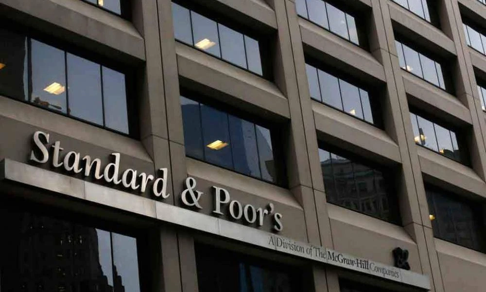 Standard & Poor's: Διατήρηση της βαθμολογίας «ΒΒΒ-» για την Ελλάδα - Θετική προοπτική και αναβάθμιση το 2025